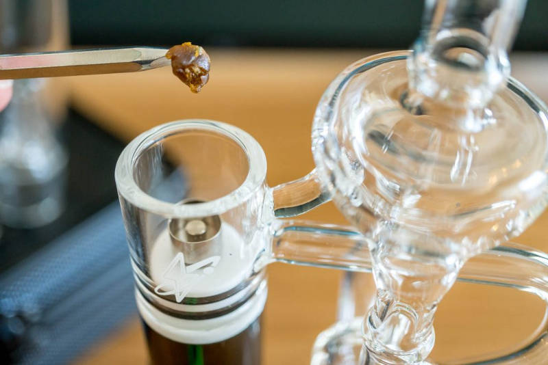 dab-rigs-and-vape-pens-cannabis-concentrates